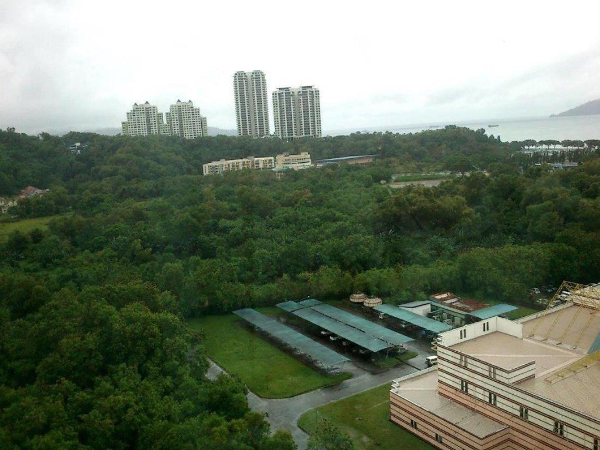 Likas Square Apartment Hotel 코타키나발루 외부 사진