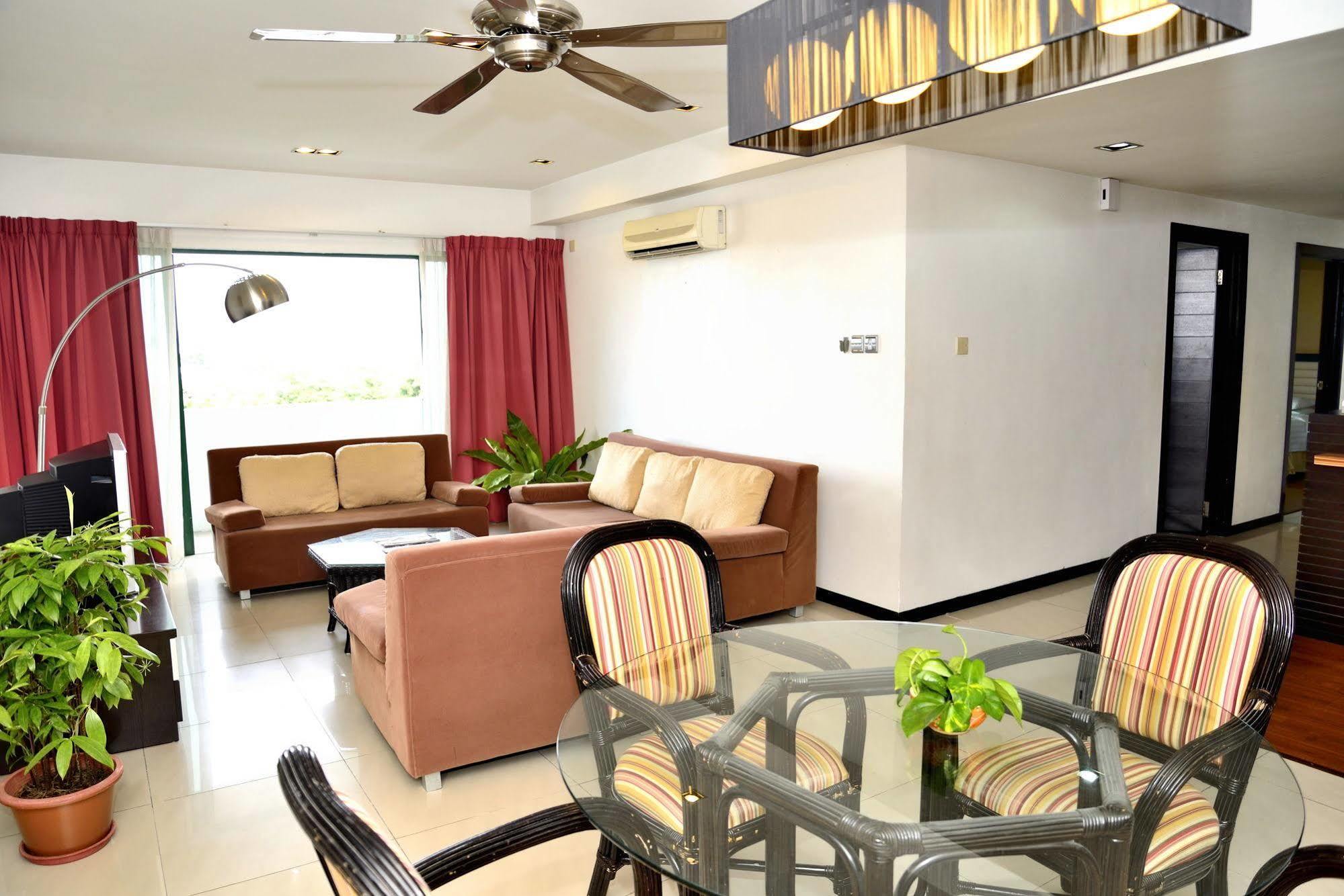 Likas Square Apartment Hotel 코타키나발루 외부 사진