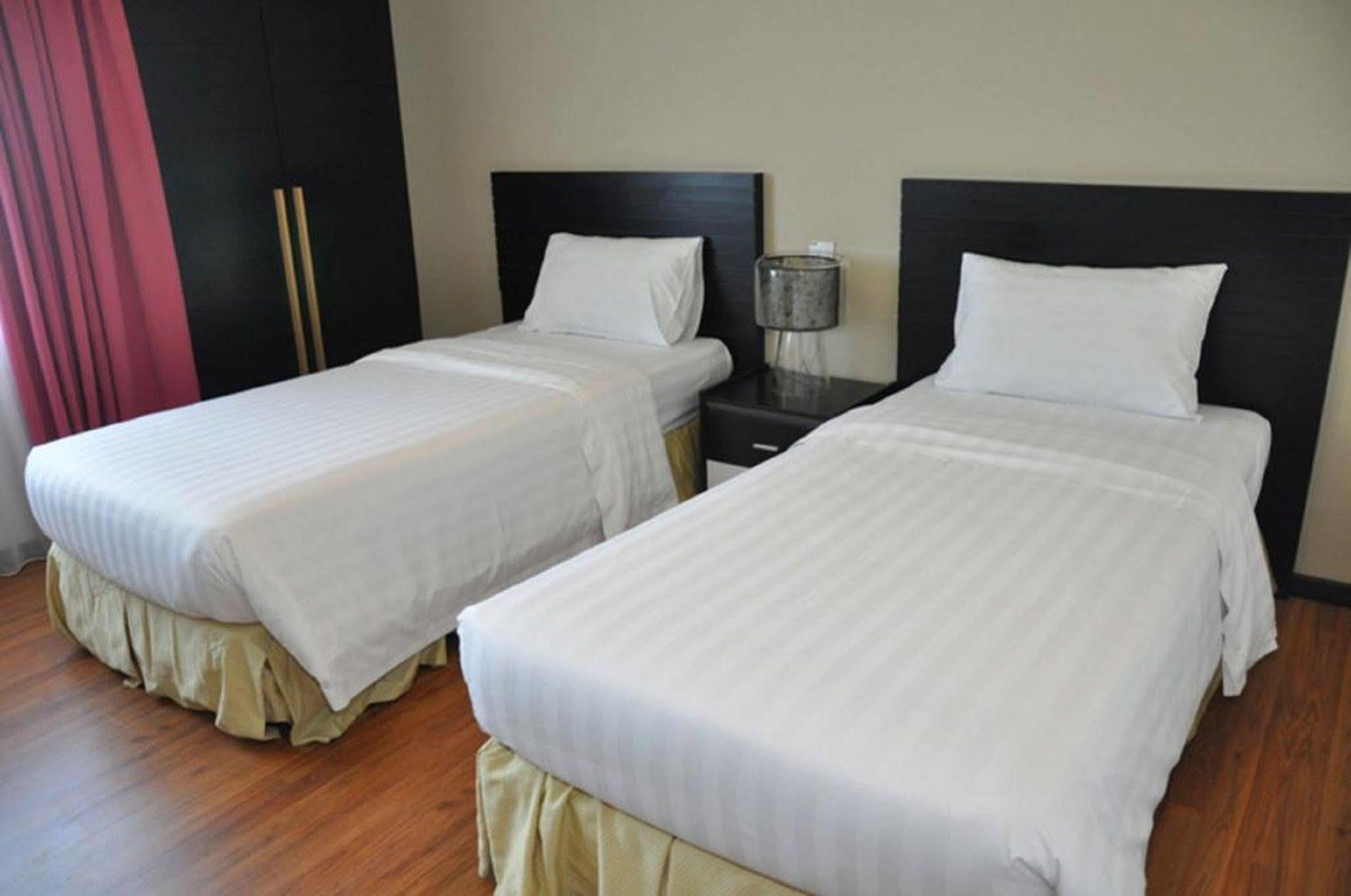 Likas Square Apartment Hotel 코타키나발루 외부 사진