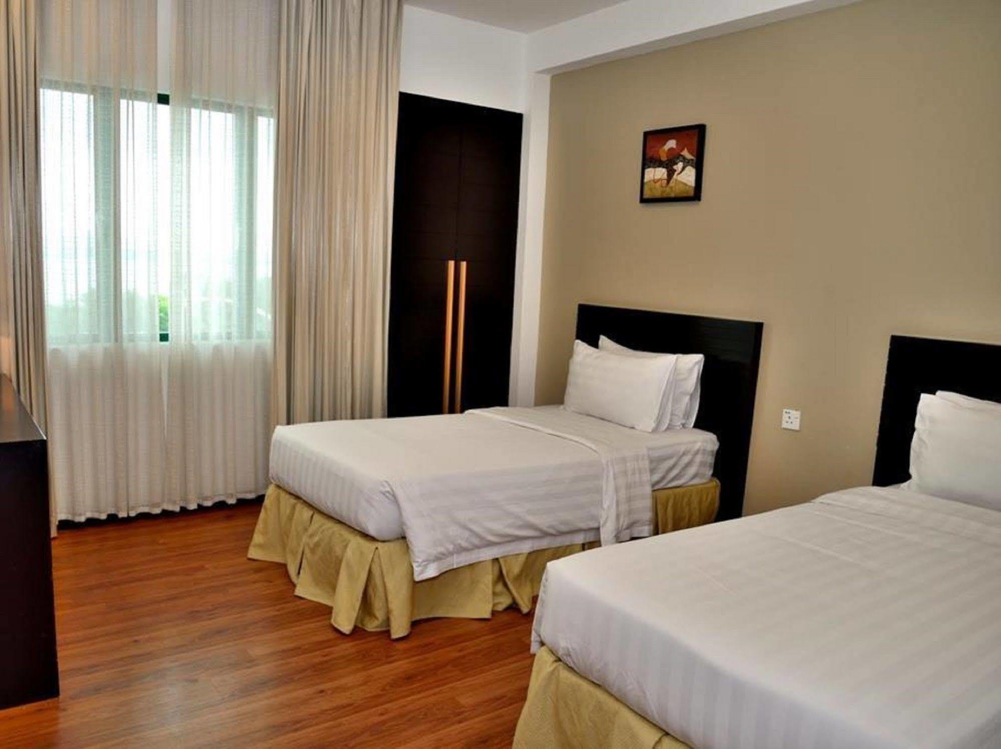 Likas Square Apartment Hotel 코타키나발루 외부 사진