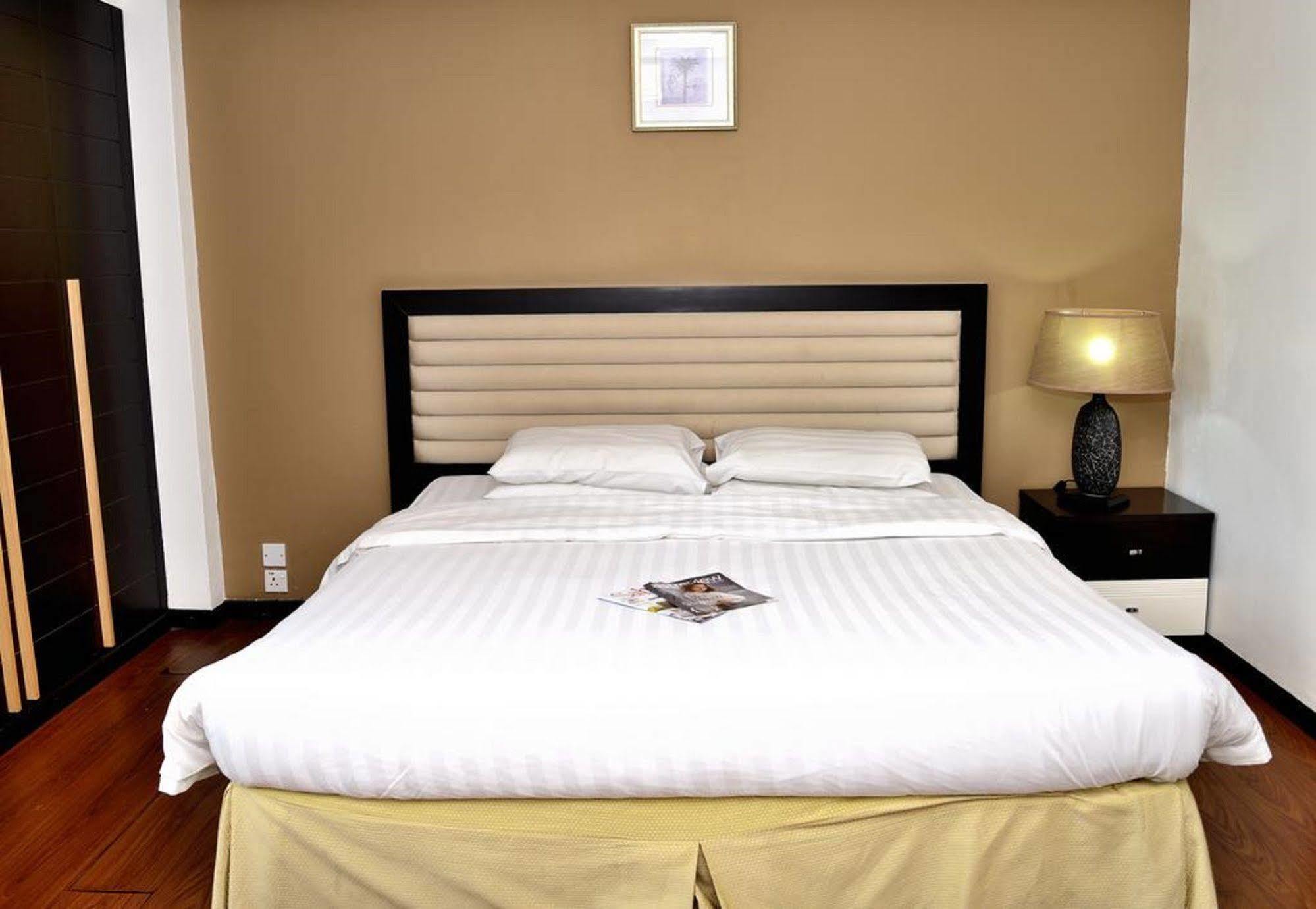Likas Square Apartment Hotel 코타키나발루 외부 사진