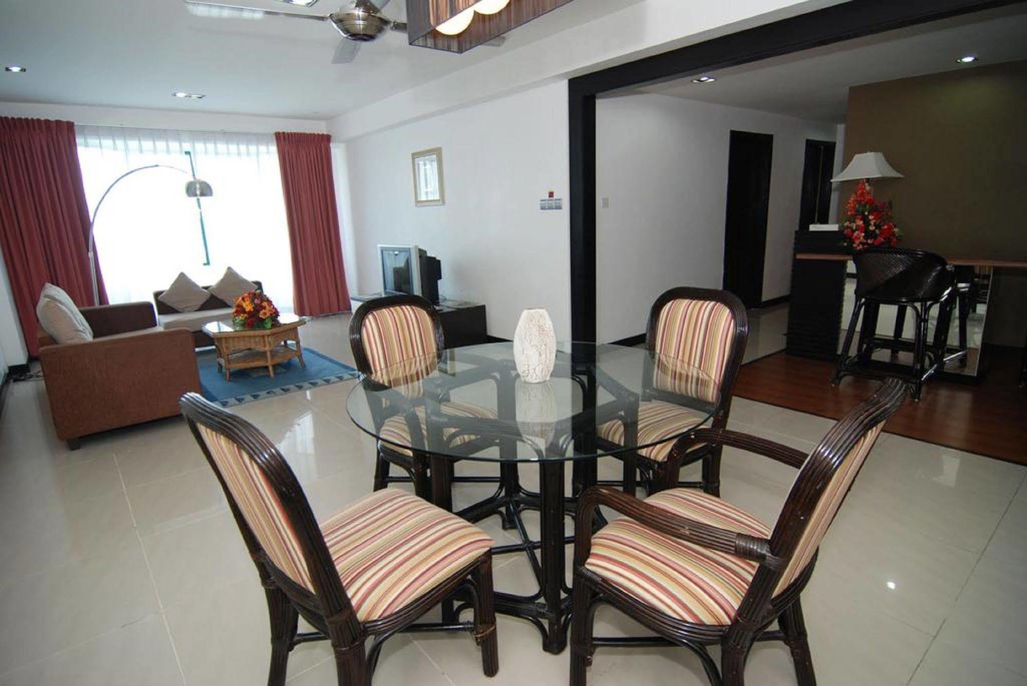 Likas Square Apartment Hotel 코타키나발루 외부 사진